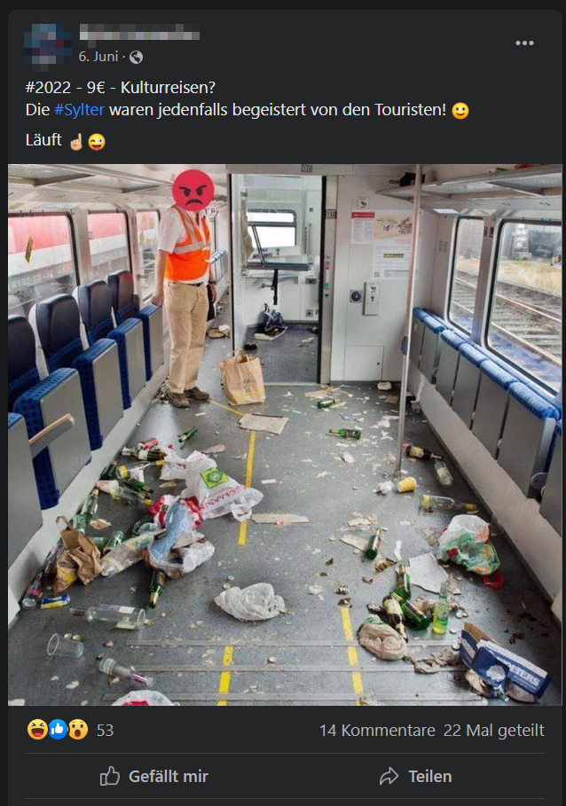 Screenshot eines Social-Media-Postings. Man sieht das Innere eines Zuges voller Müll. Ein Bahnmitarbeiter steht im Bild und wurde mit einem wütenden Emoji unkenntlich gemacht. Die Person, die das Bild gepostet hat, schreibt: "#2022 - 9€ - Kulturreisen? Die #Sylter waren jedenfalls begeistert von den Touristen! :) Läuft :P" - Das Posting hat 53 Ractions, 14 Kommentare und wurde 22 Mal geteilt.